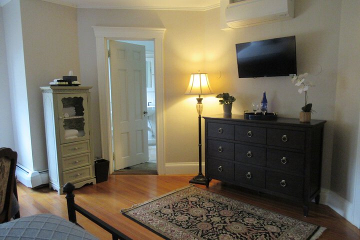 1 Queen Bed (8 of 39)