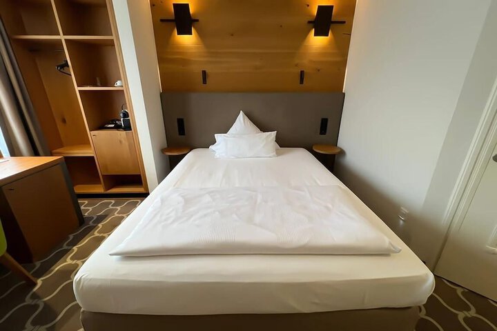 Room 51 of 233