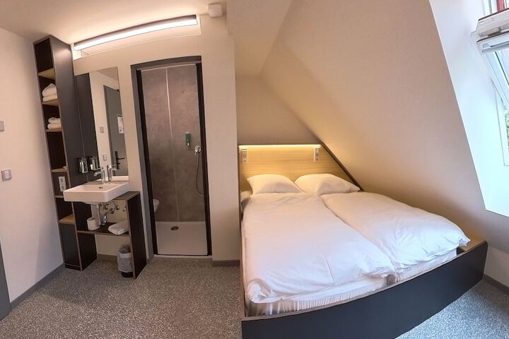 Room 17 of 93