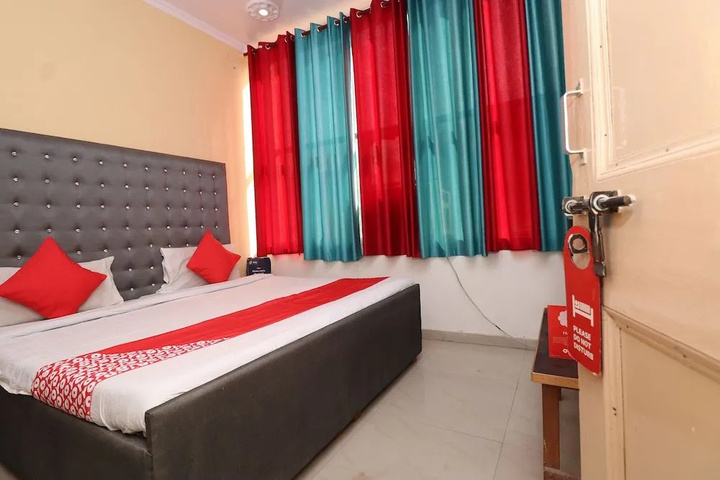 Room 6 of 17
