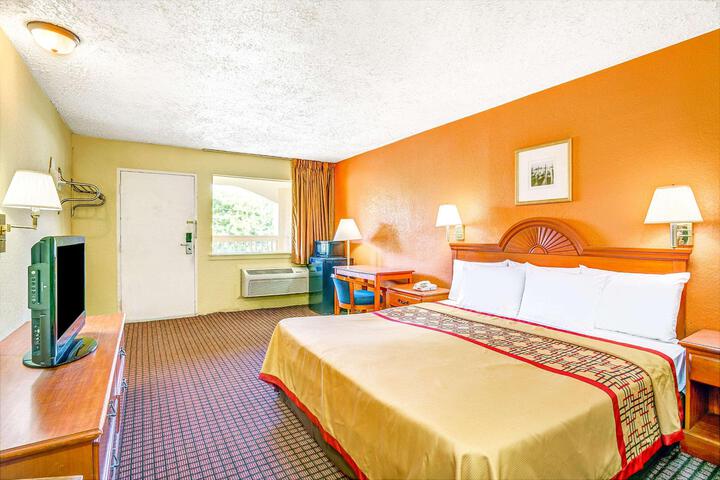 1 King Bed (3 of 11)