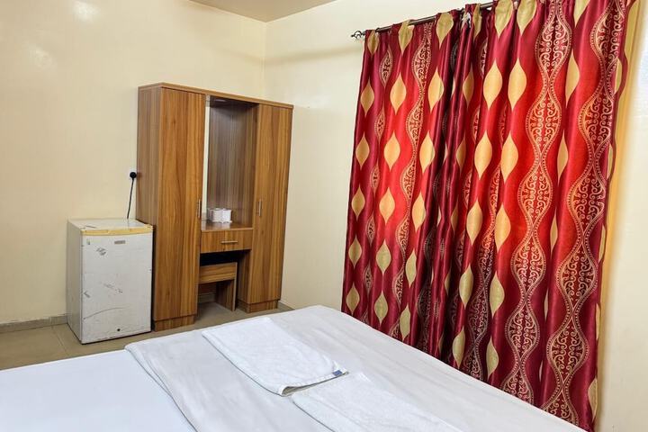 Room 4 of 9