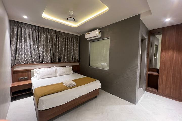 Room 4 of 12