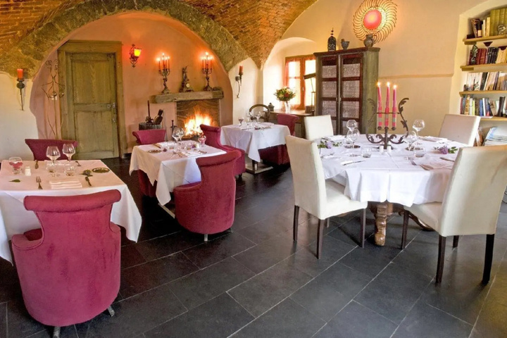 Dining 8 of 9