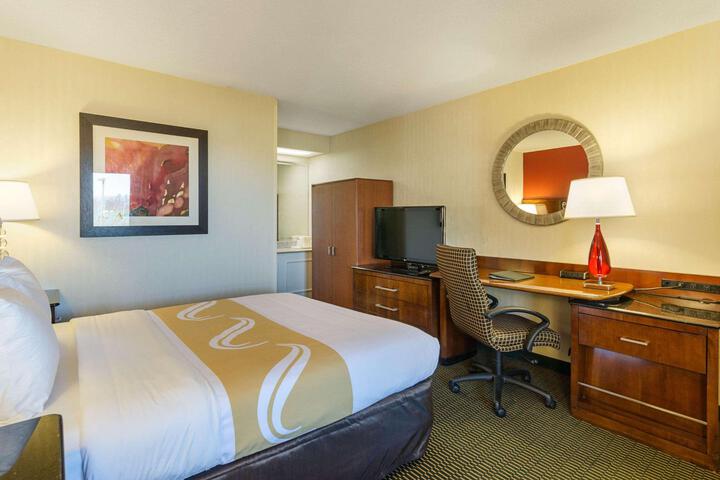 1 Queen Bed (2 of 2)