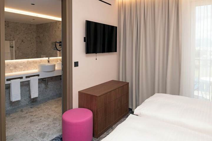 Room 15 of 80
