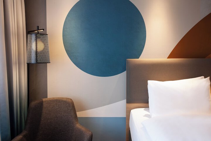 Room 45 of 182
