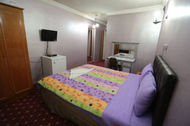 Room 4 of 9