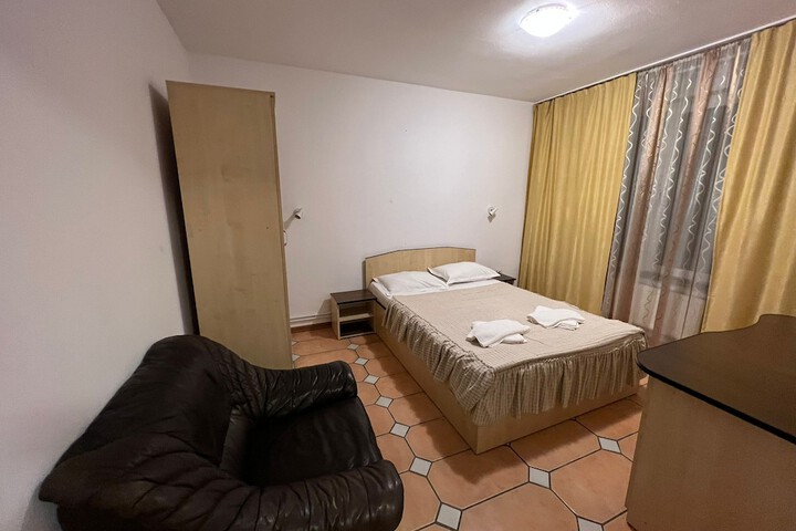 Room 13 of 27