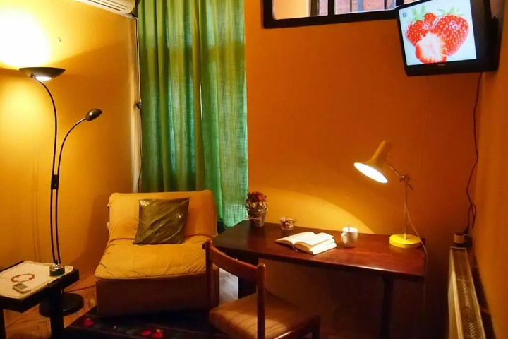 Room 6 of 18