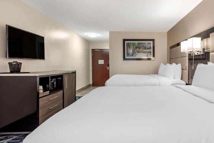 1 Queen Bed (2 of 12)