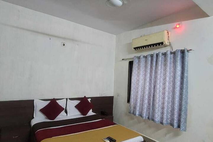 Room 7 of 12