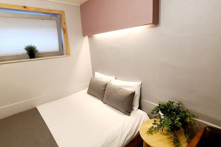 Room 27 of 84