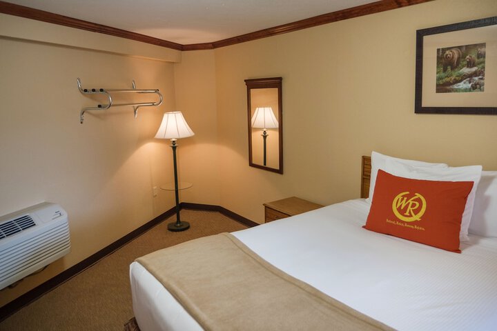 1 Queen Bed (2 of 22)