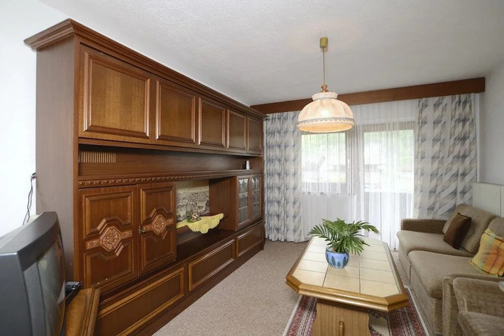Room 4 of 16