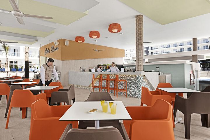 Swim-up bar