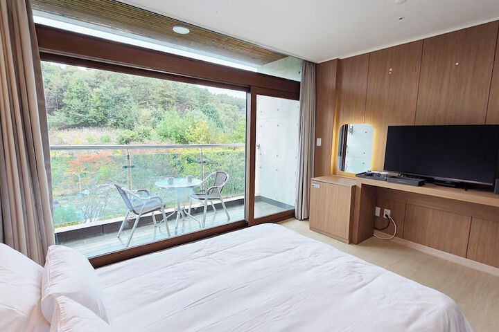 Room 2 of 33