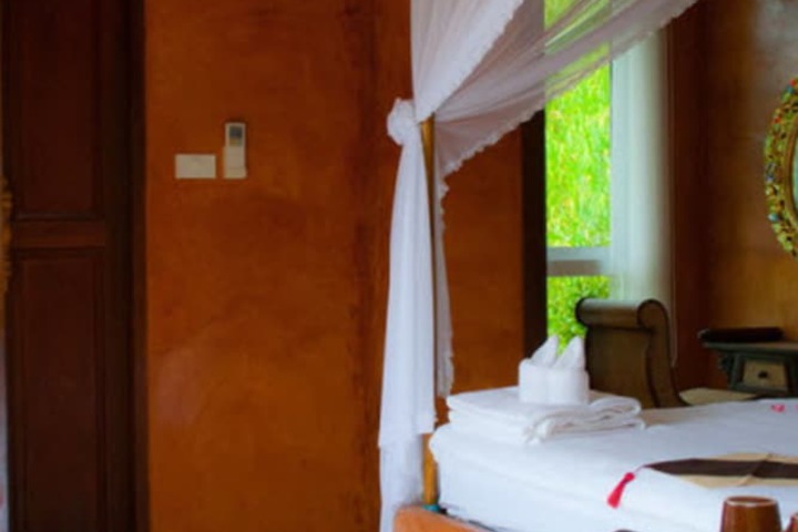 Room 8 of 33