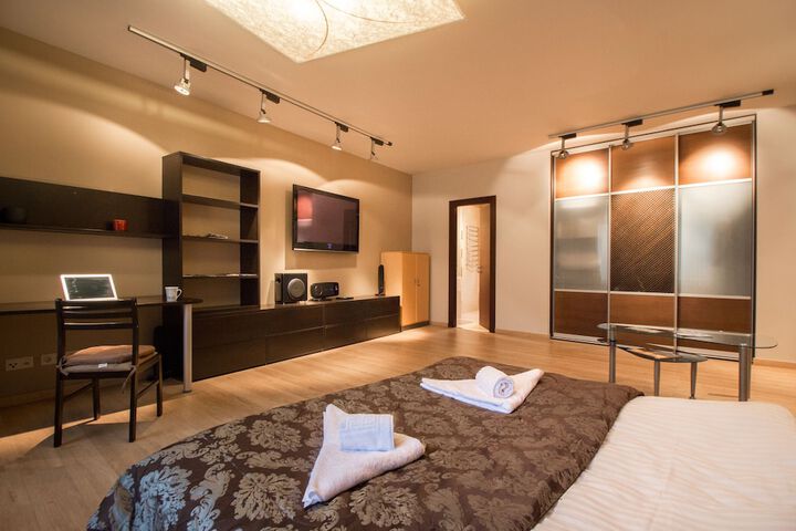 Room 8 of 727