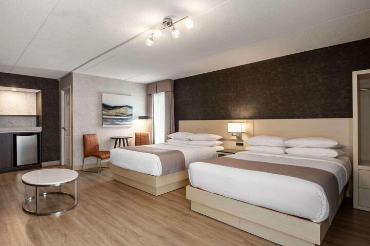 2 Queen Beds (12 of 12)