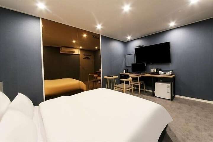 Room 8 of 27