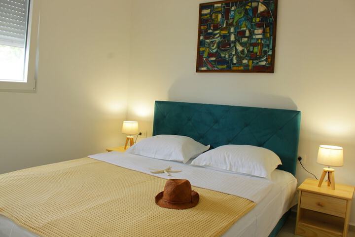 Room 6 of 100