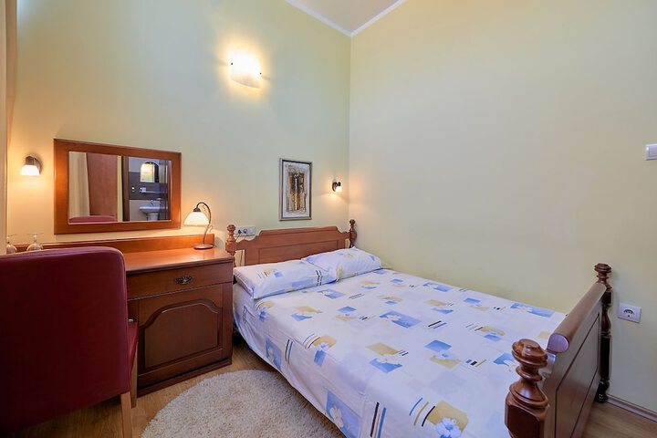 Room 6 of 11