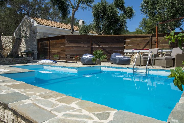 Pool 105 of 158