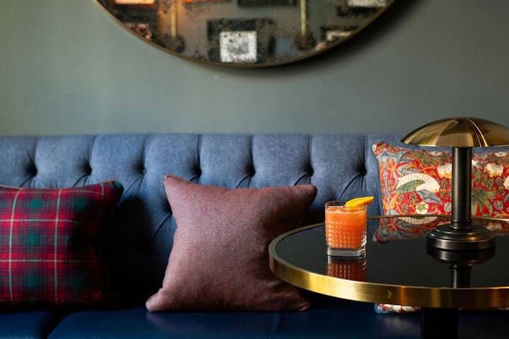 Lounge 114 of 133