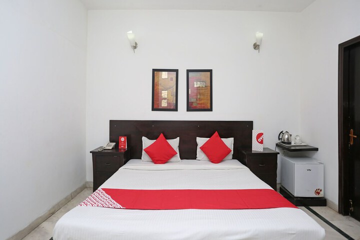 Room 6 of 10