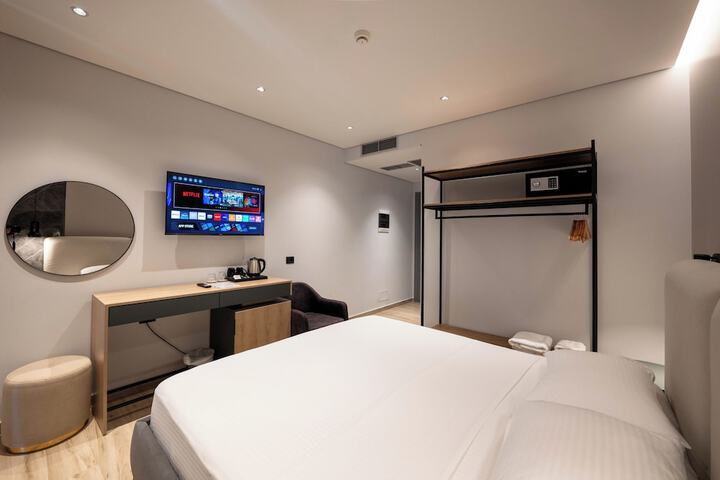 Room 6 of 112