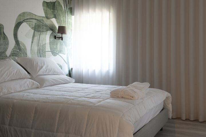 Room 2 of 37