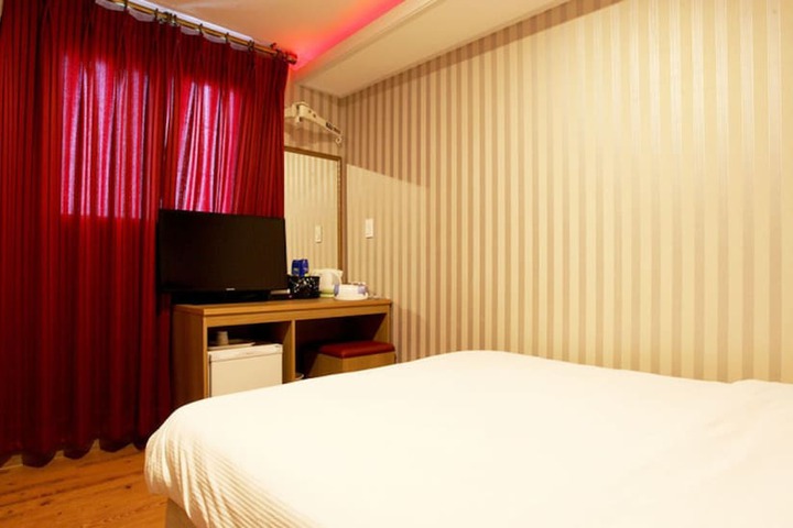 Room 7 of 28