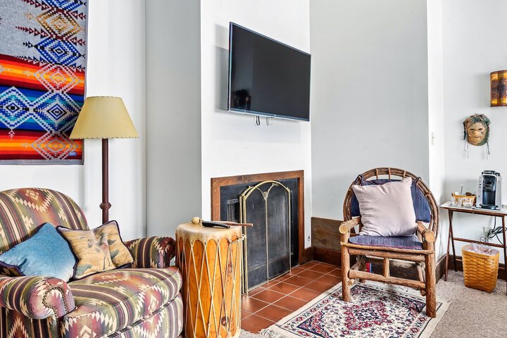 Snug Hug Queen Suite with Fireplace (79 of 131)