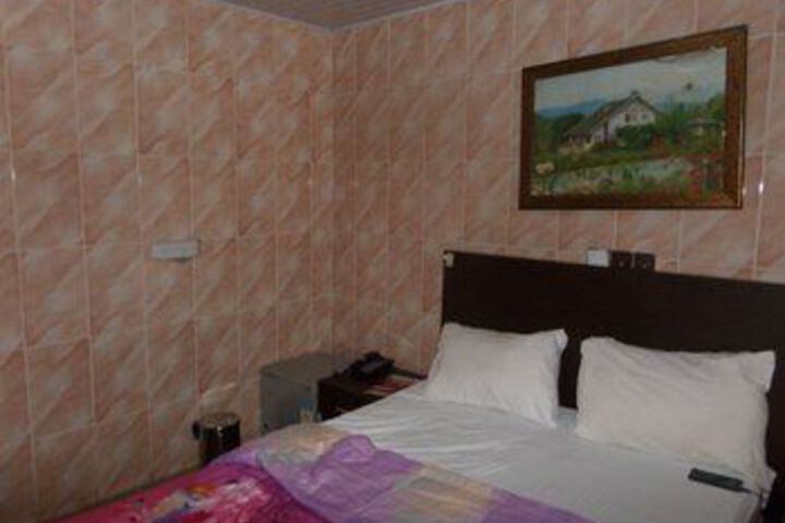Room 9 of 27