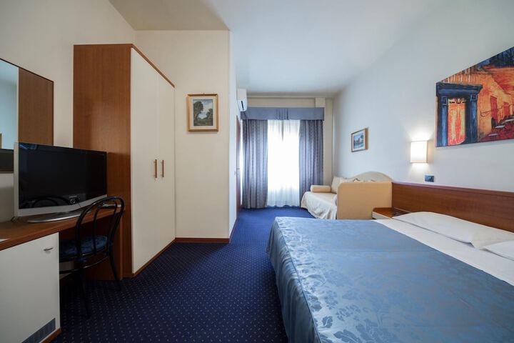 Room 13 of 38