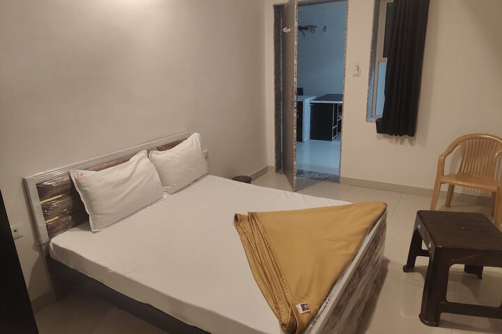 Room 5 of 8