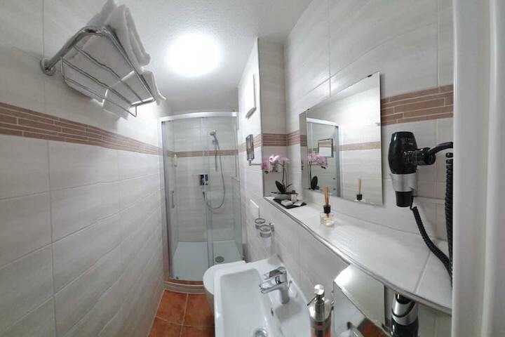 Room 16 of 29