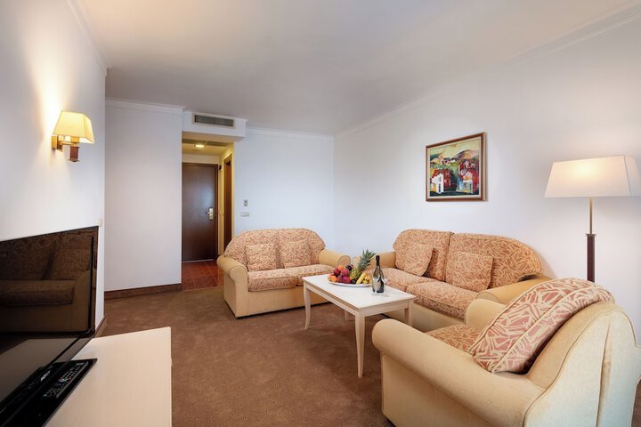 Room 33 of 173