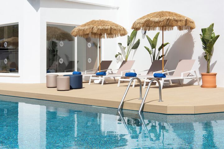 Hotel with Pool