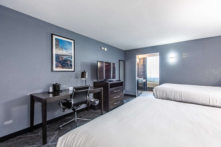 2 Queen Beds Executive Room Living Room Wet Bar Microwave and Refrigerator Bath and Shower Full Breakfast (17 of 34)