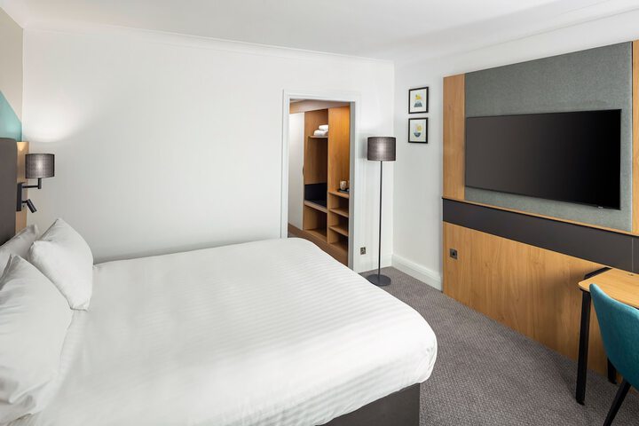 Room 5 of 76