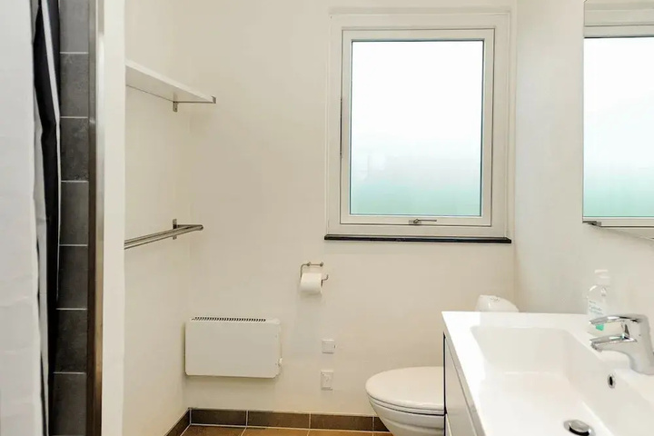Room 4 of 9