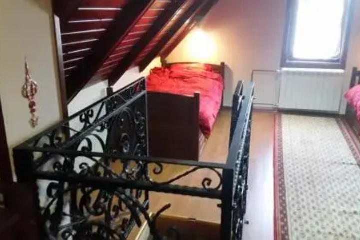Room 4 of 12