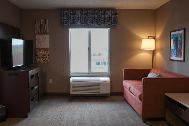 2 Queen Beds with Micro Refrigerator (5 of 9)