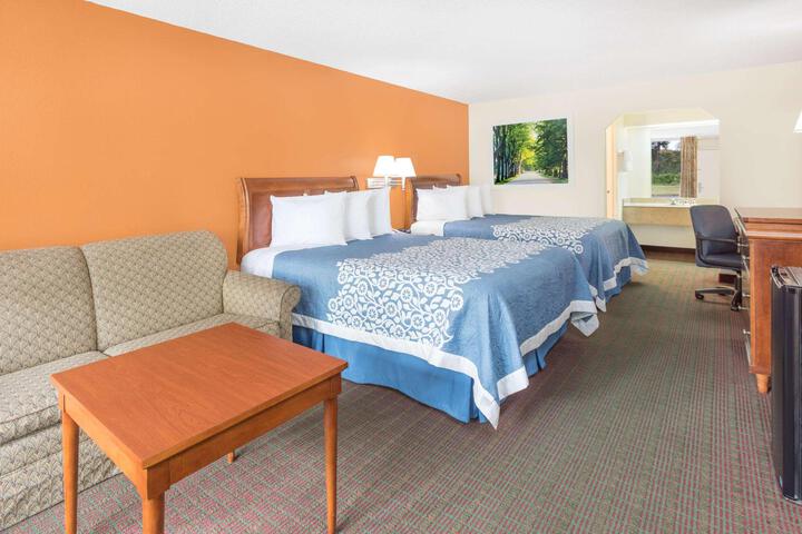 2 Queen Beds (3 of 4)