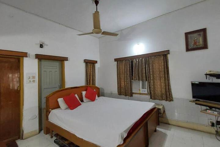 Room 5 of 8