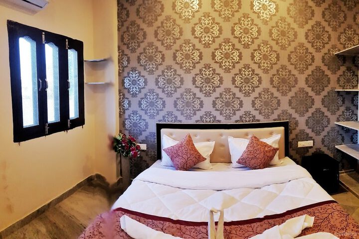 Room 9 of 20