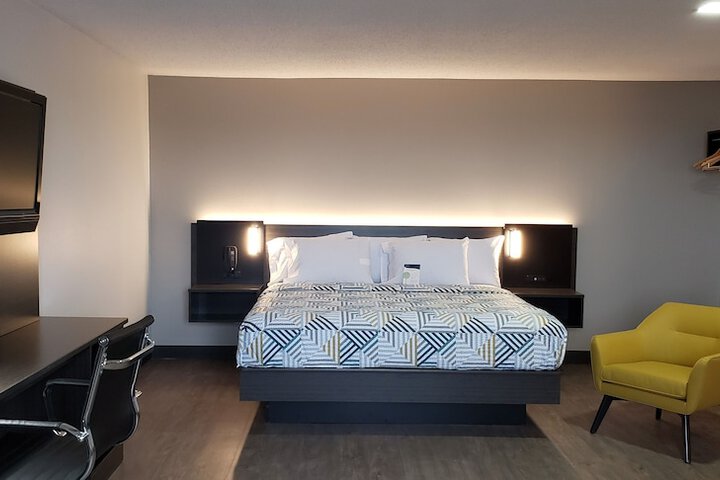 1 King Bed Micfridge (14 of 14)