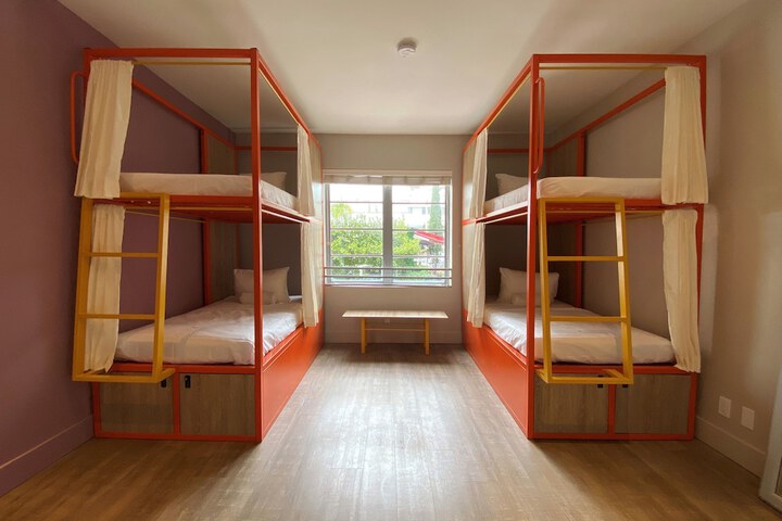 Room 12 of 118